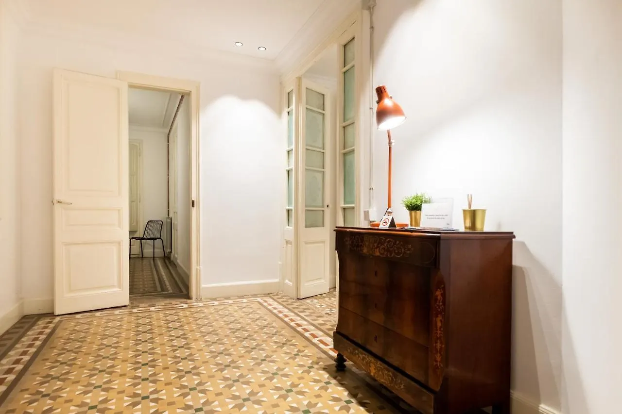B42 - Modernist Apartment For Large Groups In Eixample Barcelona