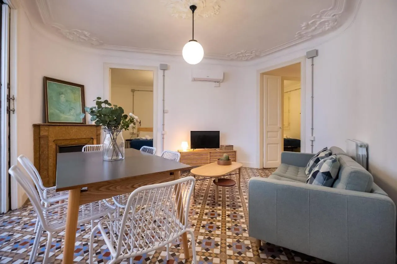 Modernist Apartment For Large Groups In Eixample Barcelone