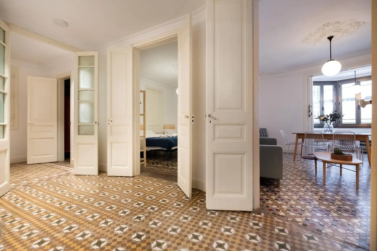 B42 - Modernist Apartment For Large Groups In Eixample Barcelona